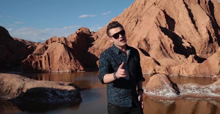 Gabriel Valim grava clipe no deserto do Atacama; veja ‘Blusa Branca’