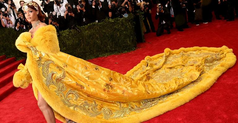 Vestido usado por Rihanna no MET Gala demorou dois anos para ficar pronto