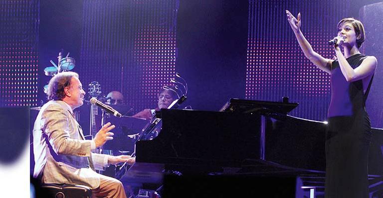Sophie Charlotte canta com o maestro Eduardo Lages