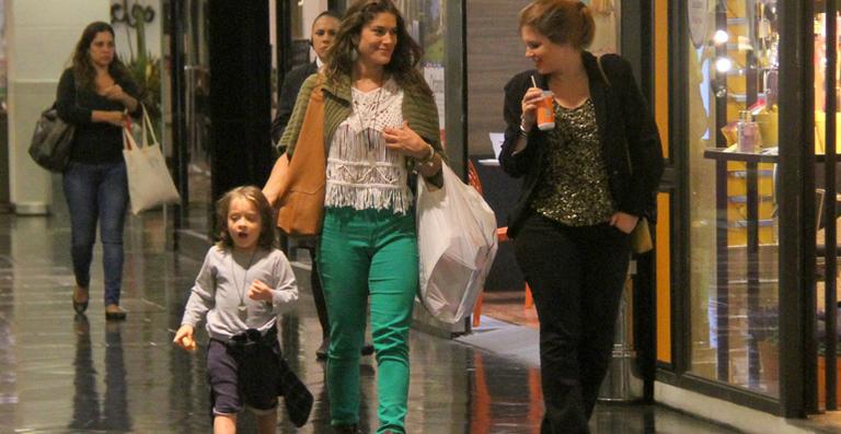 Priscila Fantin curte passeio com o filho, Romeo