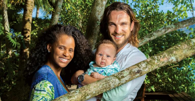 Aline Wirley mostra Igor Rickli brincando com o filho