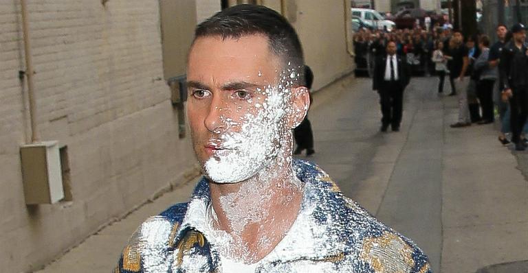 Homem joga açúcar na cara de Adam Levine; Assista ao vídeo!