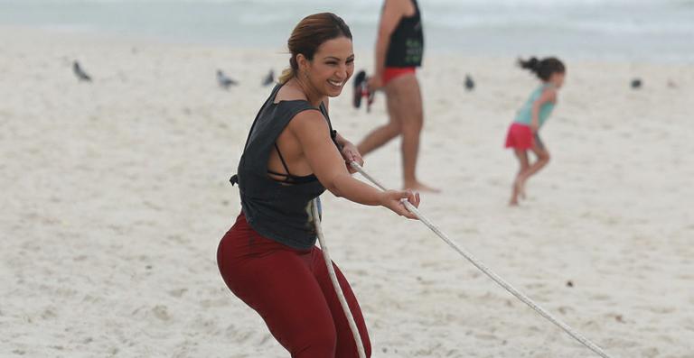 Valesca Popozuda faz treino funcional em praia no Rio de Janeiro