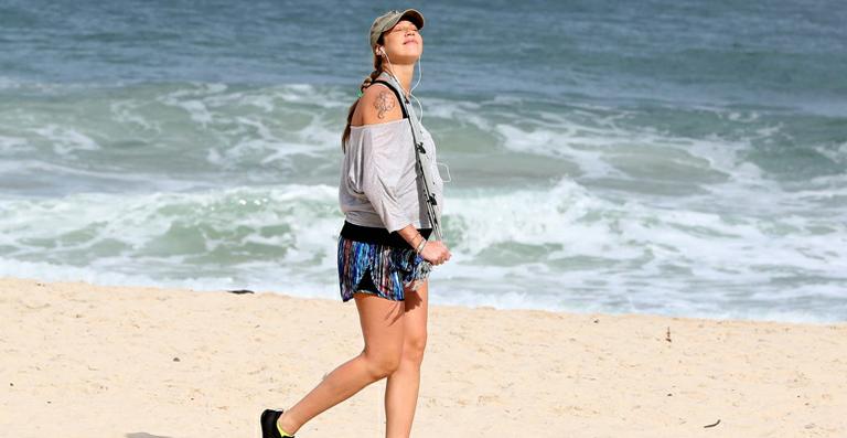 Grávida de gêmeos, Luana Piovani faz caminhada na orla carioca