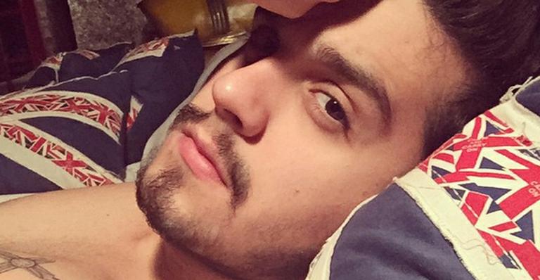 Luan Santana posa sem camisa e recebe elogios de fãs
