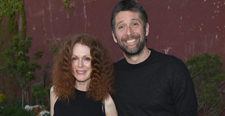 Julianne Moore aparece com os cabelos cacheados e volumosos