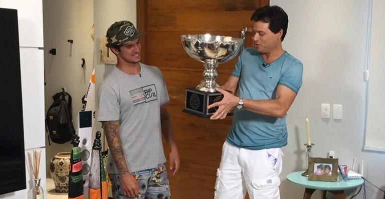 Gabriel Medina abre sua casa para Celso Portiolli no Domingo Legal