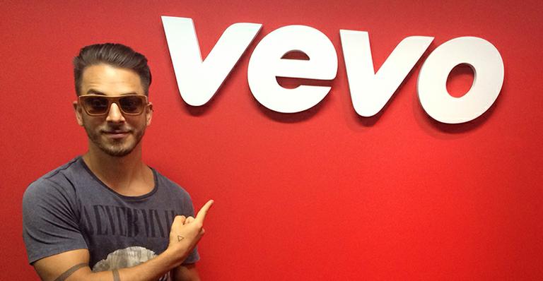 Junior Lima recebe revelação do samba Mumuzinho em seu programa na web