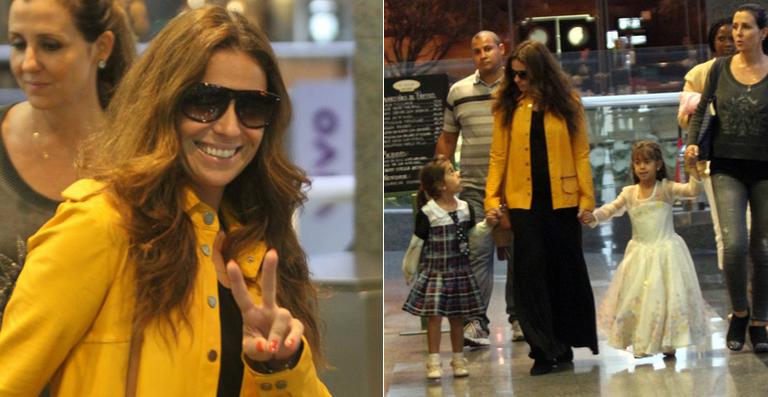 Giovanna Antonelli curte passeio com as filhas gêmeas