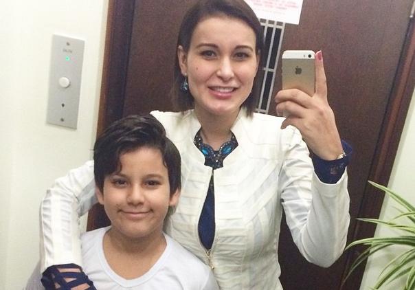 Andressa Urach confere apresentação do filho na escola pela primeira vez