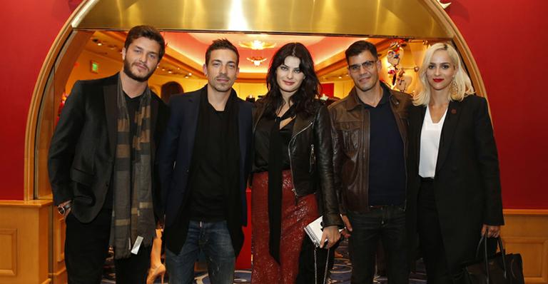 Isabeli Fontana e Di Ferrero conferem Cirque du Soleil com atores em Las Vegas
