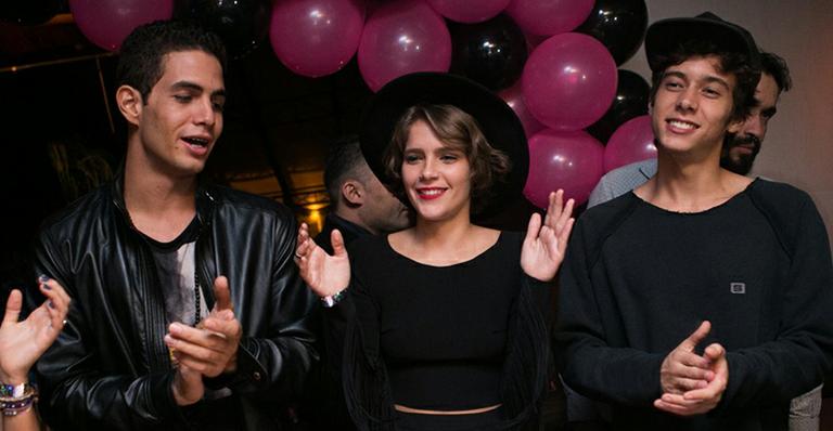 Sem Rafael Vitti, Isabella Santoni comemora aniversário ao lado dos colegas de ‘Malhação’