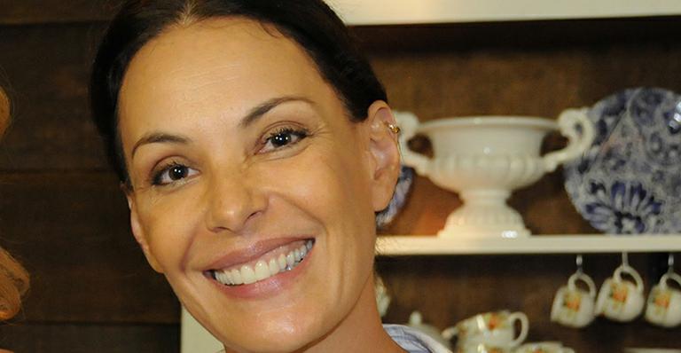 Dois dias depois do nascimento, Carolina Ferraz mostra a pequena Isabel