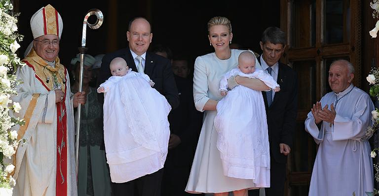 Gêmeos de Príncipe Albert II e princesa Charlene de Mônaco são batizados
