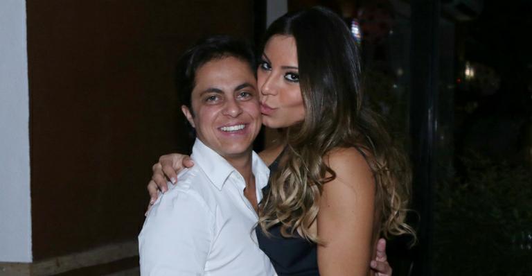 Thammy Miranda e a namorada, Andressa Ferreira, posam só de toalha