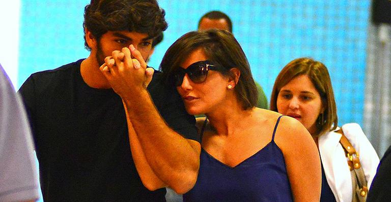 Grávida, Deborah Secco embarca de mãos dadas com o namorado