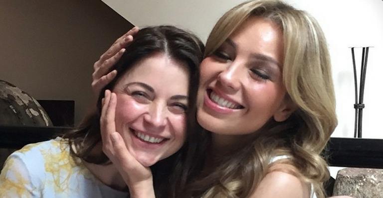 Thalia reencontra sua ‘filha’ em ‘Maria do Bairro’