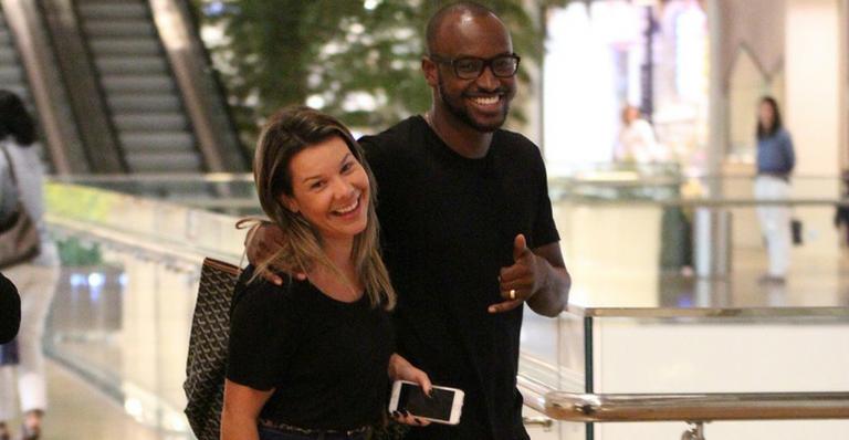 Fernanda Souza faz compras com Thiaguinho no Rio de Janeiro