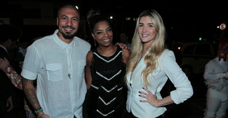 Ex-BBBs Fernando e Aline curtem festa com Ludmilla no Rio