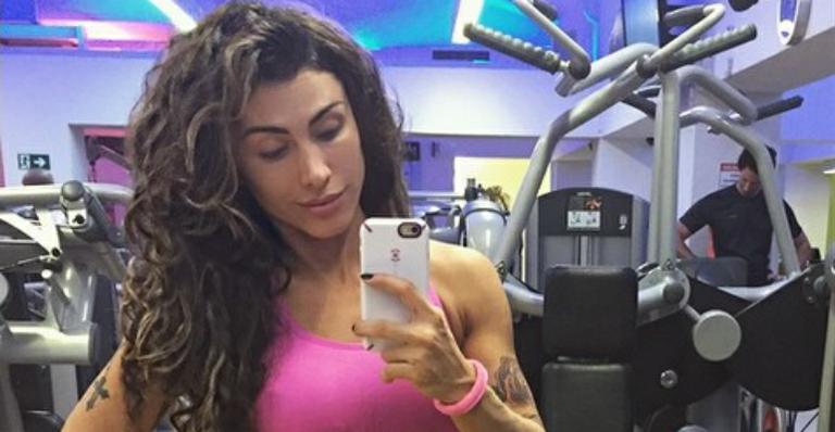 Jaque Khurry mostra barriga impressionante na academia e avisa: “Quero ficar só o palito”