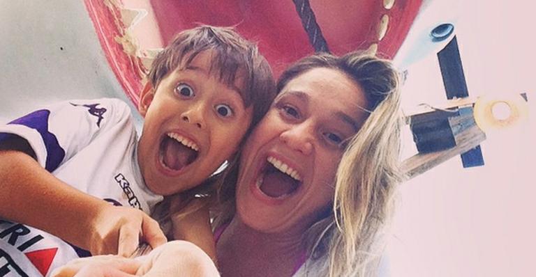 Grávida, Fernanda Gentil se diverte com o afilhado na Disney