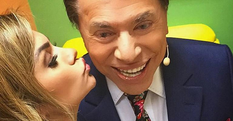 Baba baby! Kelly Key faz biquinho e quase beija Silvio Santos em selfie