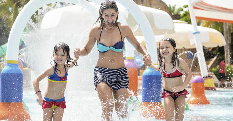 Bianca Rinaldi festeja aniversário das gêmeas em parque aquático
