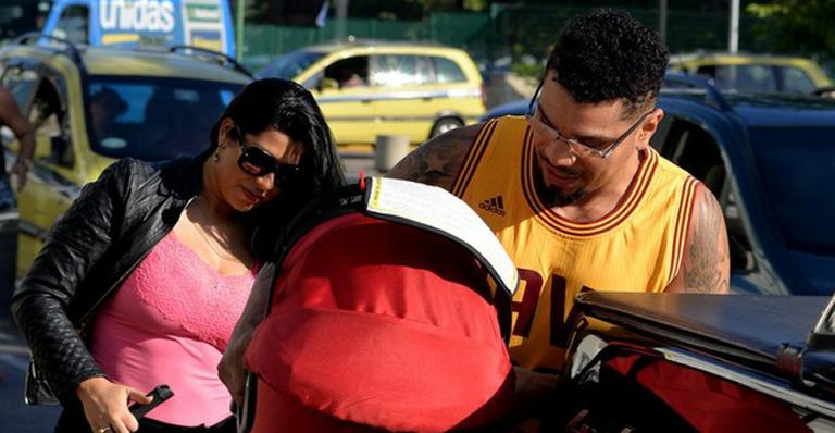 Fofo! Cantor Naldo busca a mulher e a filha no aeroporto