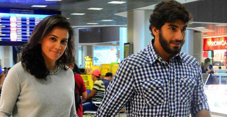 Deborah Secco e Hugo Moura fazem caretas e trocam declarações na web