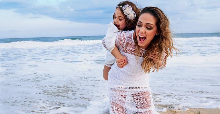 Tânia Mara se rende aos encantos da filha, Maysa