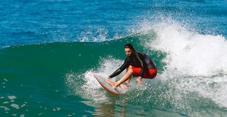 Vladimir Brichta relaxa surfando no Rio
