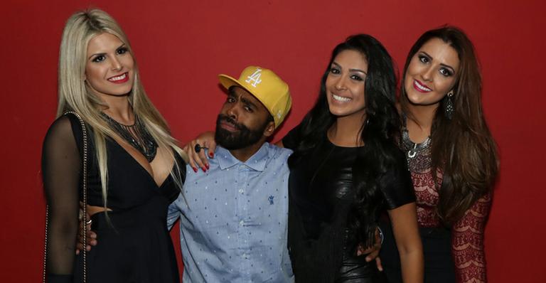 Amanda Djehdian festeja aniversário com ex-BBBs em São Paulo