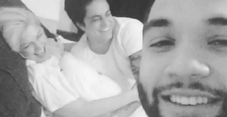 Jonathan Costa ‘flagra’ Antonia Fontenelle e Thammy Miranda na cama