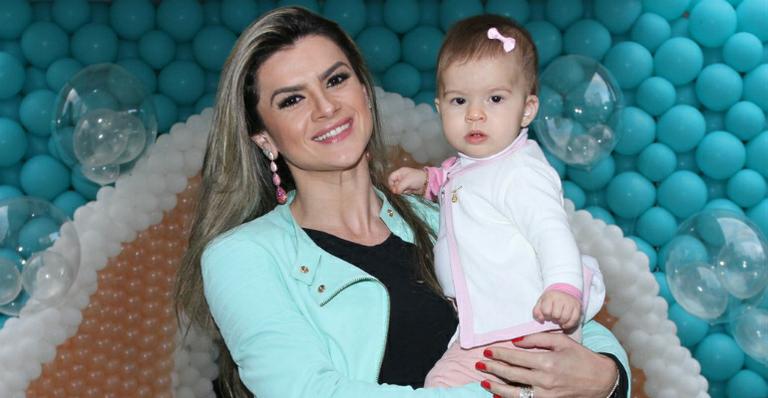 Valentina, filha de Mirella Santos e Wellington Muniz, fala sua primeira palavra