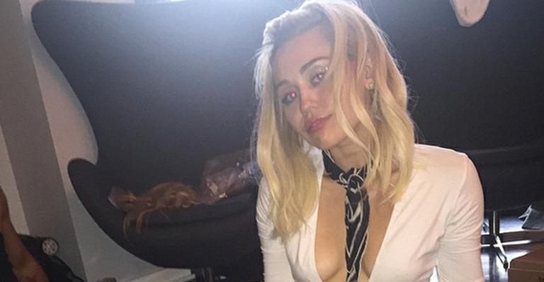 Miley Cyrus aparece com os cabelos compridos em festa