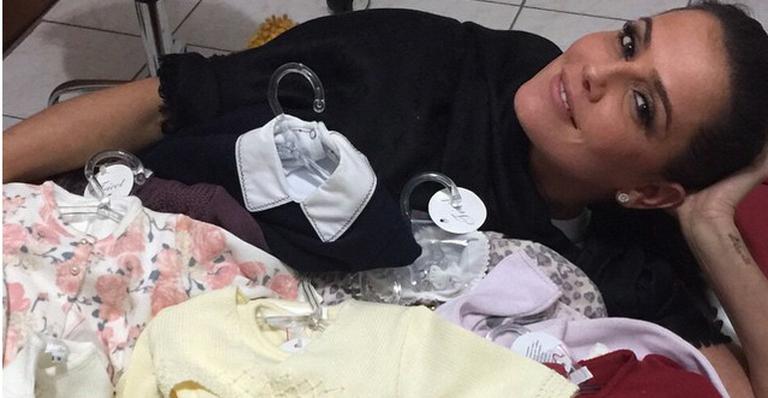 Após anunciar que está esperando uma menina, Deborah Secco escolhe primeiras roupinhas