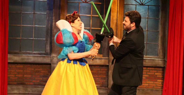 Vestida de Branca de Neve, Marília Gabriela luta com Danilo Gentili no ‘The Noite’