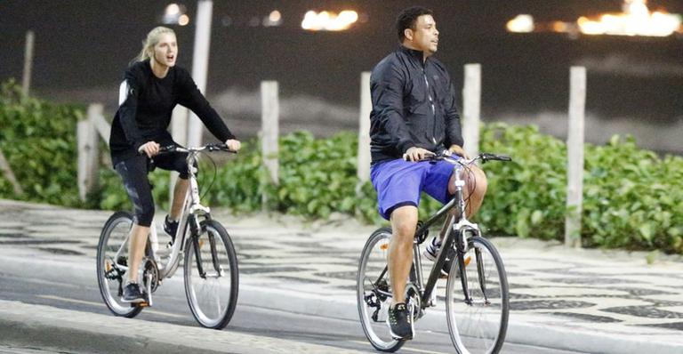 Ronaldo faz exercícios com a namorada, Celina Locks