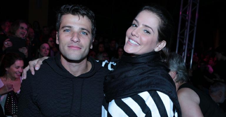 Bruno Gagliasso e Deborah Secco prestigiam desfile de Isabelli Fontana