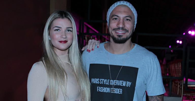 Românticos! Fernando e Aline cantam um para o outro em show