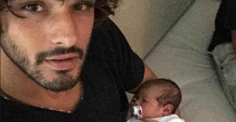 Treinando? Marlon Teixeira apresenta a sobrinha recém-nascida
