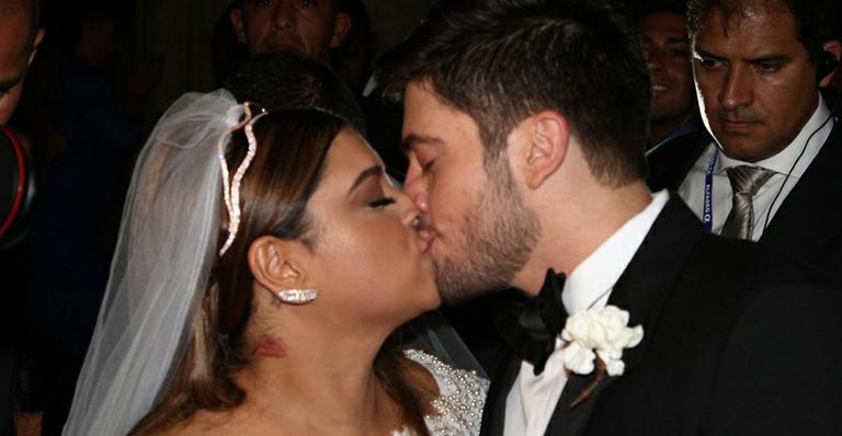 Vestida de noiva, Preta Gil corre na chuva com o marido: “Dia mais lindo”