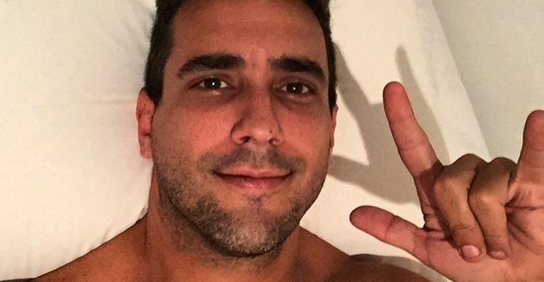 André Marques mostra foto sem camisa e filosofa: ‘Fundo do poço tem mola’