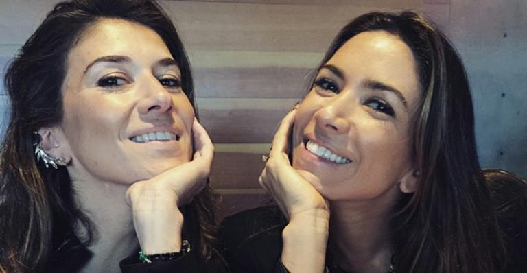 Gêmeas? Patrícia Abravanel posa com a irmã e impressiona pela semelhança