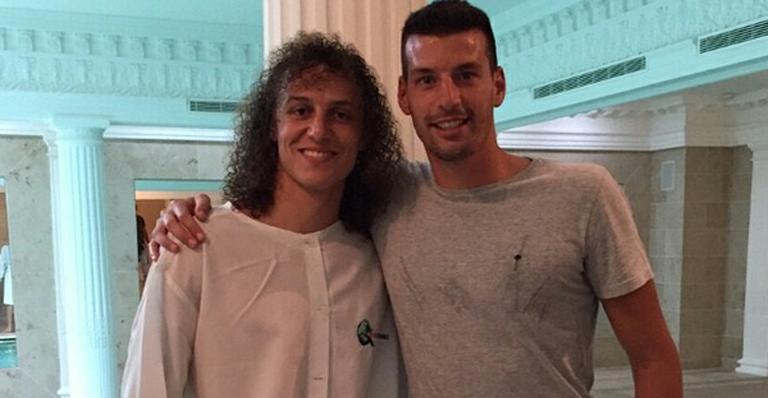 Zagueiro David Luiz é batizado em Paris