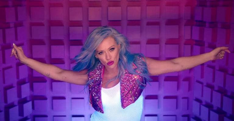 Hilary Duff grava encontros com pretendentes do Tinder e mostra no clipe ‘Sparks’