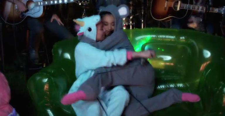 Vídeo: Miley Cyrus e Ariana Grande lançam cover de ‘Don’t Dream It’s Over’