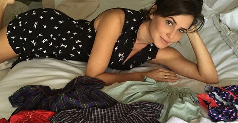 Deborah Secco mostra o enxoval da filha: ‘Pensa em uma mamãe babona’