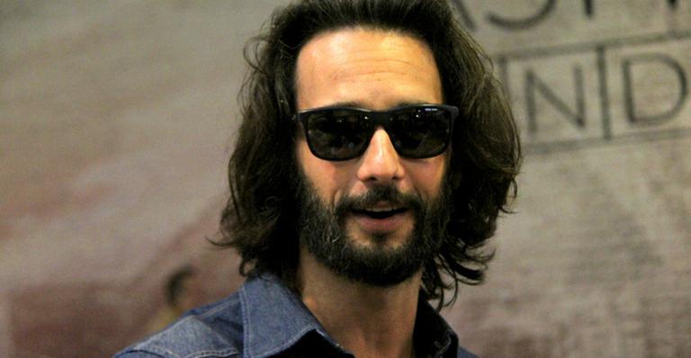 Rodrigo Santoro aparece barbudo em shopping no Rio de Janeiro