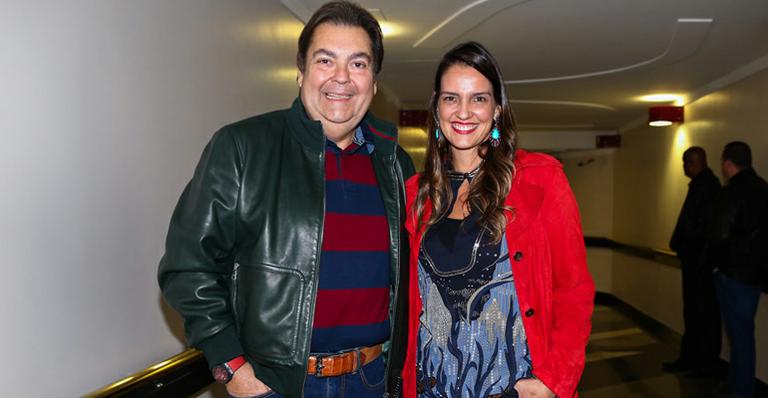 Fausto Silva confere show de Tom Cavalcante em SP